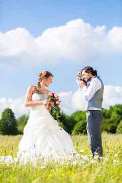 婚礼夫妇采取图片草地