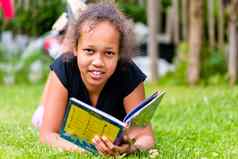 黑色的女孩阅读书草地