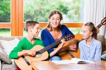 家庭使音乐吉他