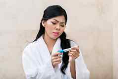 亚洲女人伤心怀孕测试