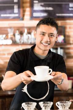 亚洲咖啡师提供杯滴酿造咖啡