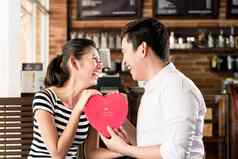 亚洲夫妇日期咖啡商店红色的心