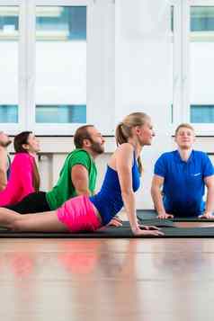 休闲运动员瑜伽练习健身健身房