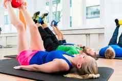 运动员健康俱乐部物理练习地板上球健身房