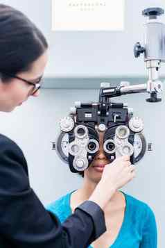 眼镜商女人眼睛检查综合屈光检查仪