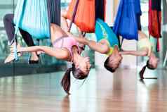 适合年轻的女人练习空中瑜伽集团类