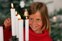 孩子灭火圣诞节蜡烛