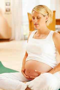 怀孕了女人怀孕瑜伽
