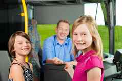 孩子们登机公共汽车