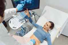 医生妇科医生女人超声波怀孕测试