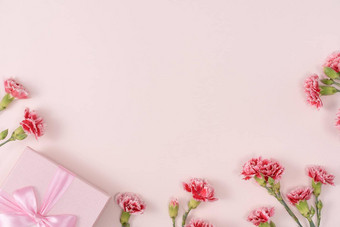 母亲的一天背景前视图礼物康乃馨花束粉红色的表格背景