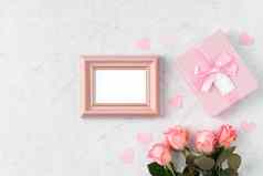 礼品盒粉红色的玫瑰情人节一天假期问候设计概念