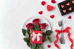 板红色的玫瑰情人节一天约会餐概念
