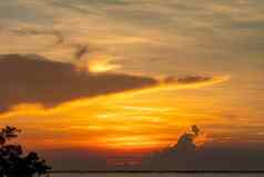 美丽的日落天空热带海金日落天空天际线海美自然热带海滩视图风景优美的视图日落天空层红色的橙色云天空