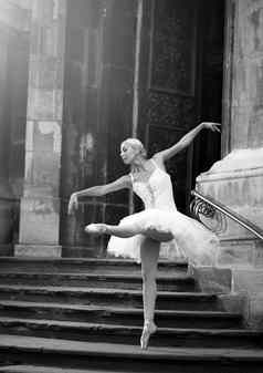 年轻的芭蕾舞女演员女人摆姿势楼梯