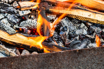 空热木炭烧烤烧烤明亮的火焰热燃烧烧烤在户外烹饪食物