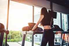 亚洲体育运动女人走运行跑步机设备健身锻炼健身房体育运动美概念锻炼强度培训主题有氧运动饮食主题