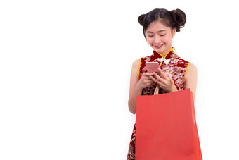 年轻的亚洲美女人穿旗袍聪明的电话手势中国人一年节日事件孤立的白色背景技术假期生活方式概念旗袍衣服穿