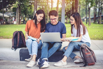 亚洲年轻的校园学生享受辅导阅读书友谊教育概念校园学校大学主题幸福有趣的学习大学