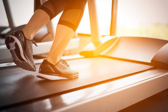 较低的身体腿部分健身女孩运行运行机跑步机健身健身房太阳雷温暖的语气健康的锻炼活动概念锻炼强度培训主题