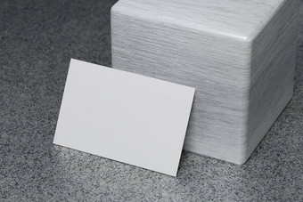 白色水平业务卡纸模型模板空白空间封面插入公司标志个人身份大理石地板上背景现代静止的概念插图渲染