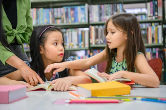 可爱的女孩冲突阅读书图书馆老师教学人生活方式教育年轻的友谊孩子们的关系学校概念托儿所主题