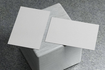 白色水平业务卡纸模型模板空白空间封面插入公司标志个人身份大理石地板上背景现代概念插图渲染