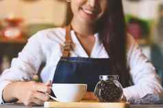 特写镜头白色咖啡杯美丽的亚洲女人咖啡师背景服务客户工作占领食物喝饮料咖啡商店咖啡馆业务餐厅所有权