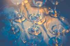 行葡萄酒杯表格夜总会酒吧酒吧餐厅玻璃器皿喝饮料概念