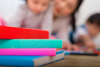 堆栈色彩斑斓的书地板上模糊的女人孩子们背景教育学习概念对象主题