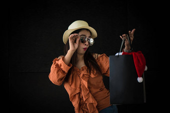 亚洲购物女人惊讶黑色的星期五购物袋圣诞老人老人他内部黑色的背景购物狂美时尚主题