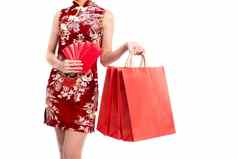 较低的身体亚洲美女人穿旗袍携带红色的包钱购物袋中国人一年节日事件孤立的白色背景假期生活方式概念旗袍