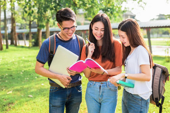 亚洲年轻的校园学生享受辅导阅读书友谊教育概念校园学校大学主题幸福有趣的学习大学