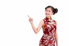 年轻的亚洲美女人穿旗袍指出手势中国人一年节日事件孤立的白色背景假期生活方式概念旗袍衣服穿