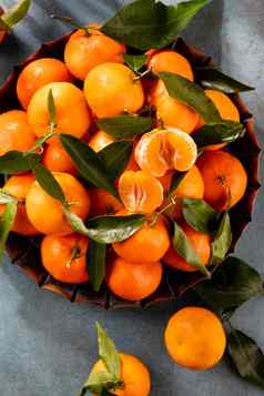 新鲜的普通话橙子水果橘子叶子木盒子前视图