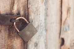 古董金属挂锁生锈木通过锁着的安全