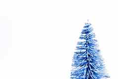 时尚的经典蓝色的圣诞节树白色背景复制空间文本