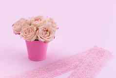 花束美丽的玫瑰站小桶花边丝带粉红色的背景空间文本