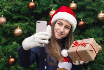 圣诞节在线女孩圣诞老人老人他会谈移动智能手机视频调用朋友父母圣诞节冠状病毒