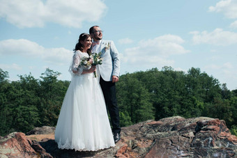 <strong>婚礼照片</strong>有胡子的新郎眼镜灰色的夹克新娘岩石
