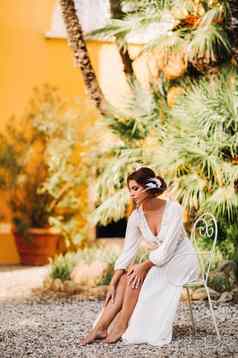 美丽的新娘坐着椅子微笑内衣沙拉酱礼服别墅意大利早....新娘托斯卡纳