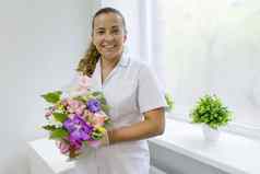 女人护士花束花微笑窗口医院国家医生的一天