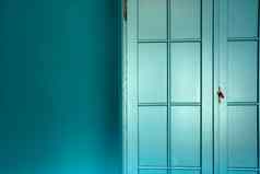 青色蓝色的墙橱柜时尚的室内现代蓝色的橱柜通过背景纹理美丽的奢侈品房子装饰