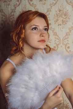 肖像维多利亚时代红发女人白色羽毛风扇