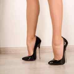 女人腿黑色的恋物癖闪亮的专利皮革穿高跟鞋高高跟鞋脚踝带