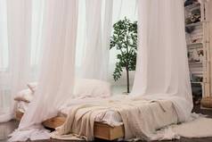 舒适的床上窗口美丽的窗帘房间