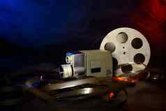 电影相机卷电影蓝色的红色的烟