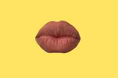 女人的嘴唇关闭孤立的黄色的背景