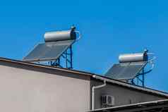 热太阳能面板水加热器替代技术水加热屋顶首页蓝色的天空