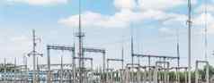 电变电站高压权力传输行电塔背景蓝色的天空